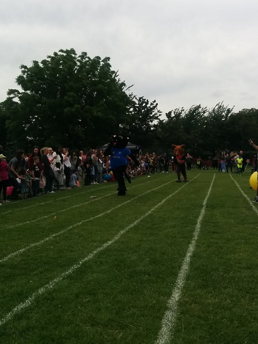 EnableActive's tweet photo. @PAWS_AW winning the mascot race at #GAWF2016 #speedy #wandsworth https://t.co/HYxlCdtIiV