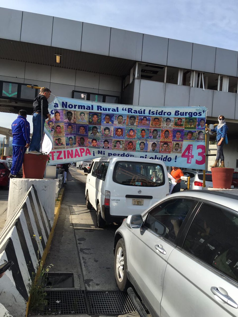 Omarel44's tweet photo. Toma d la Caseta México-Cuernavaca en Tlalpan.
Familias #Ayotzinapa 
Destitución d Tomás Zerón de Lucio el #Zembrón https://t.co/gOvkxZfewa
