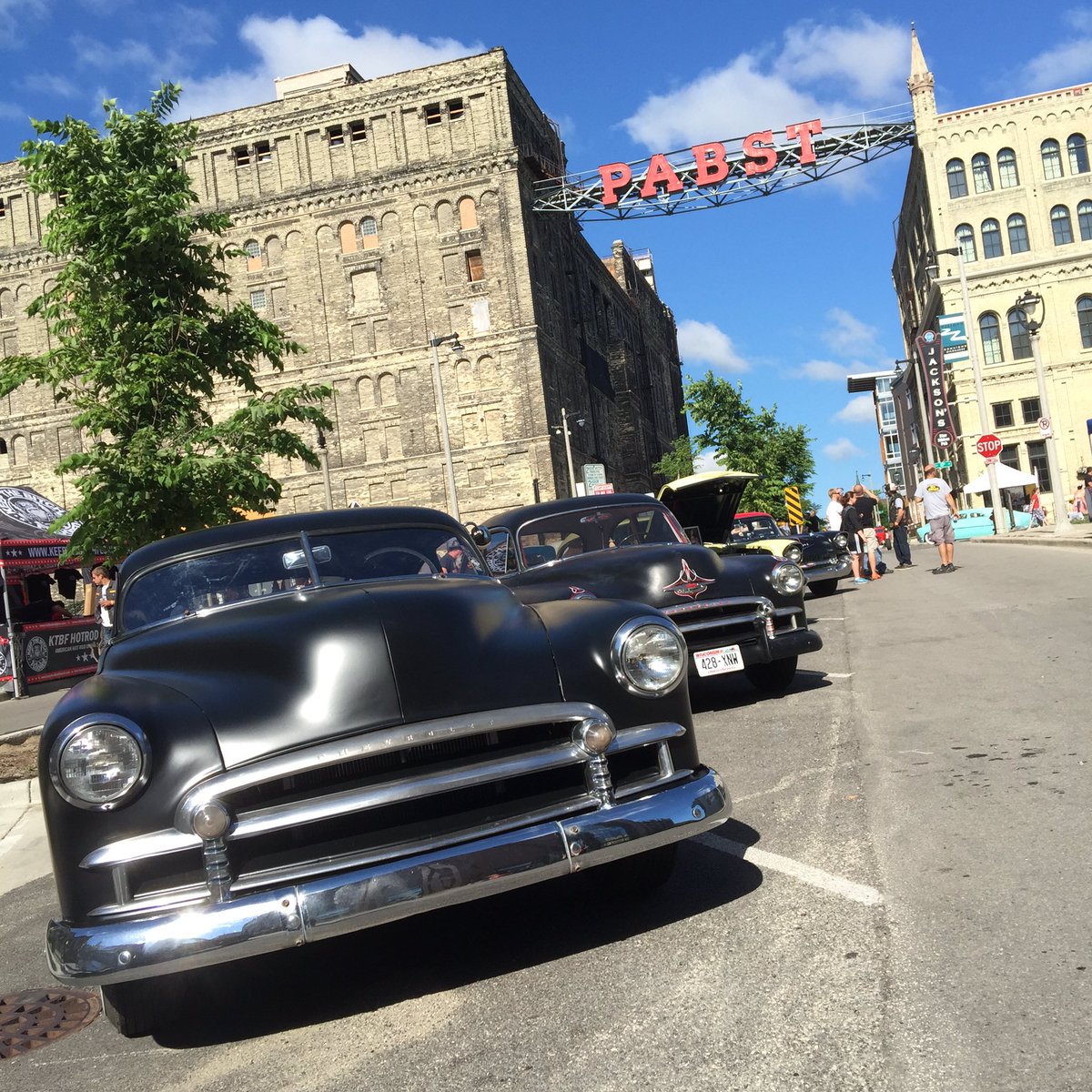 BlueDeVillePics's tweet photo. Great start to the morning here at the Pabst Blue Ribbon Beer Run. #pabst #blueribbonbeerrun #milwaukee #rockabilly https://t.co/SBZYB3cbfP