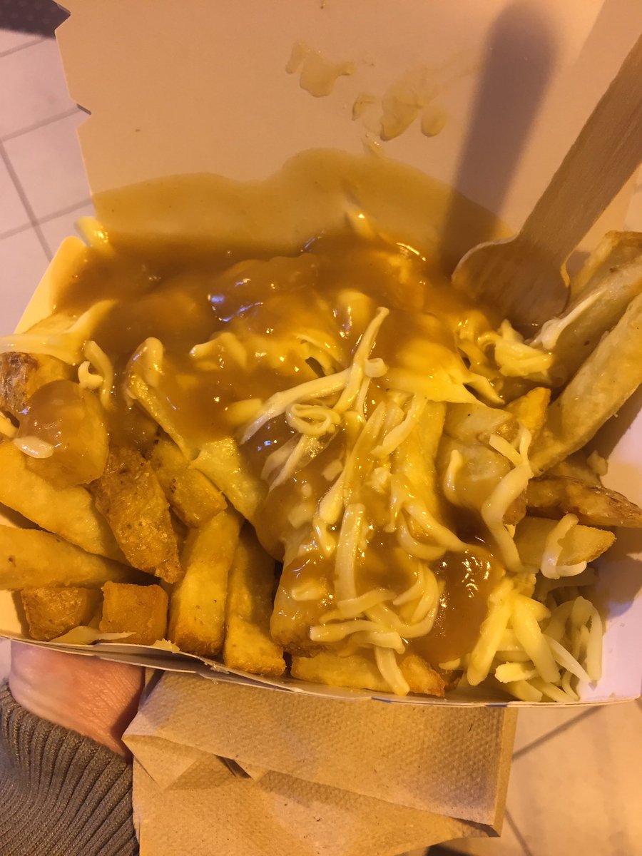 ajwisem's tweet photo. Poutine to end the night 👌#niceoption https://t.co/LxqdMcg41V
