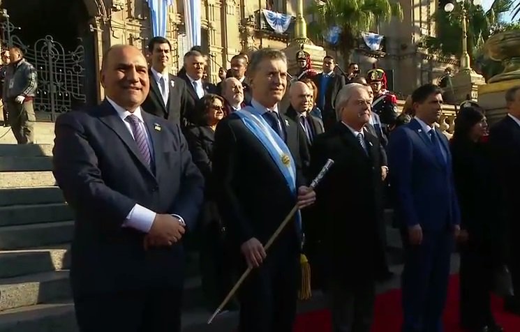Bicentenario_16's tweet photo. Saudo protocolar e izamiento de la bandera en Casa de Gobierno. https://t.co/c1vMtovJwG