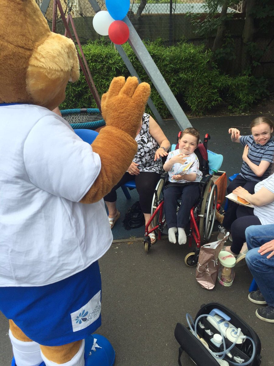 Briothebear's tweet photo. Had so much fun visiting everyone @CherryGdnSchool fun day!! 🐻🎤🎈🎉 Thank you for having me 🐾 @LPESSN https://t.co/DrIKloRNF1