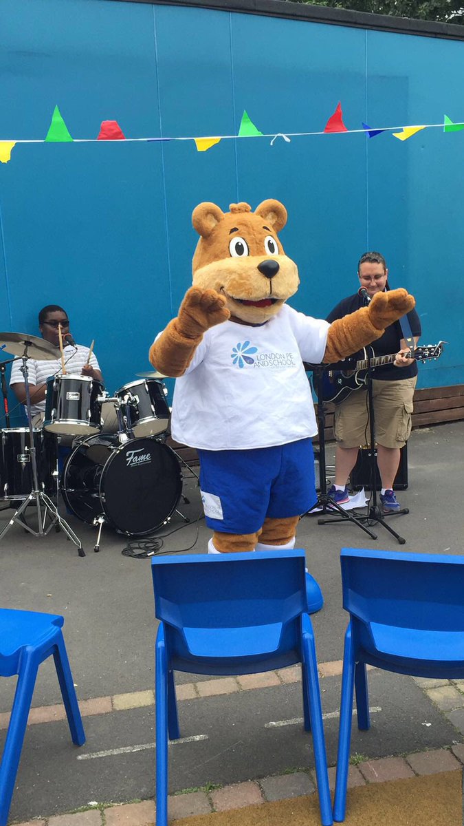 Briothebear's tweet photo. Had so much fun visiting everyone @CherryGdnSchool fun day!! 🐻🎤🎈🎉 Thank you for having me 🐾 @LPESSN https://t.co/DrIKloRNF1