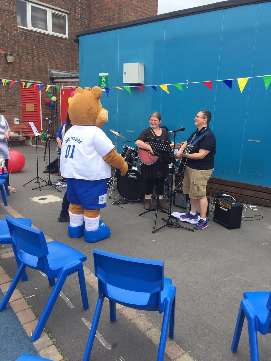 Briothebear's tweet photo. Had so much fun visiting everyone @CherryGdnSchool fun day!! 🐻🎤🎈🎉 Thank you for having me 🐾 @LPESSN https://t.co/DrIKloRNF1