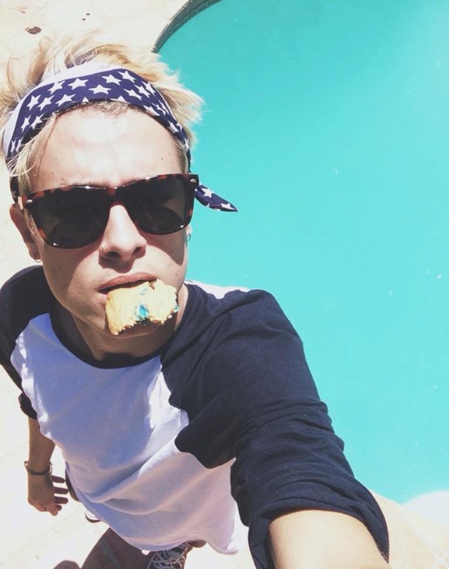 DrownedLia's tweet image. 1 RT = 1 Vote
Vote everyday!!
My #TeenChoice for #ChoiceYouTuber is @KianLawley 

RT TO HELP HIM WIN