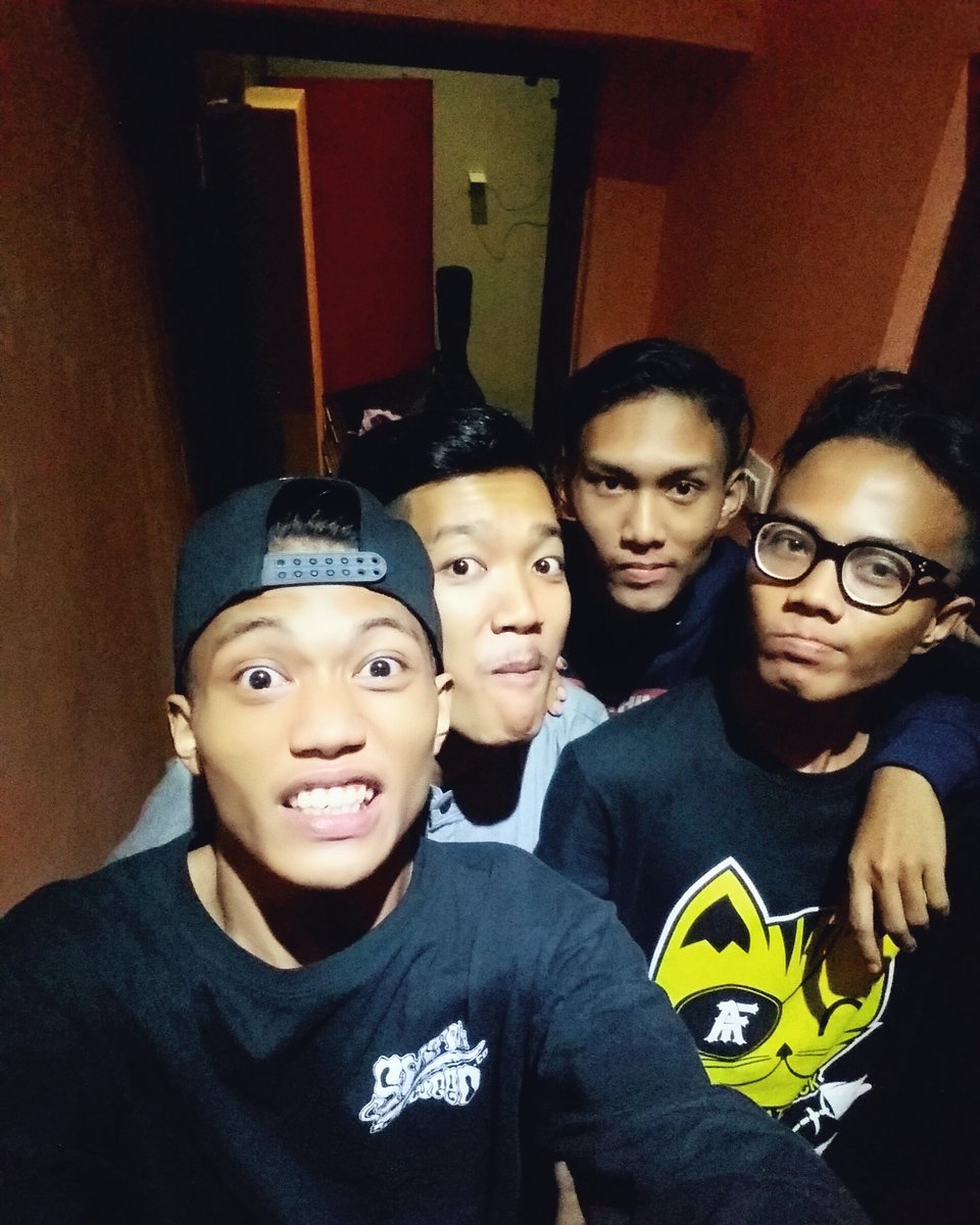 Abis recording single baru Happybirthday, udah bisa dicheck di reverbnation.com/diarymyfriend2