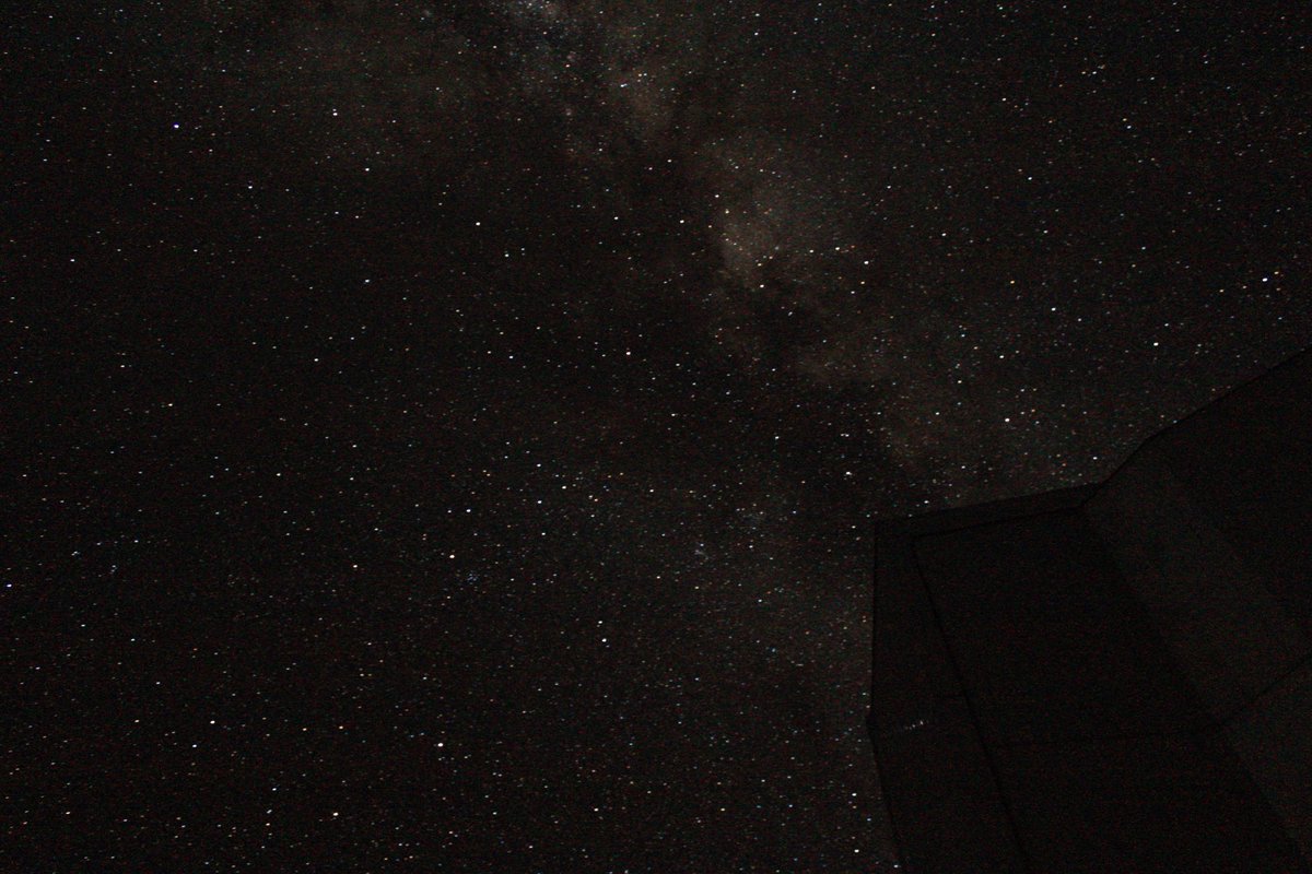 Shales11's tweet photo. Final night at #ESO #VLT ! Seeing both laser on UT4 and the Galactic centre?! What an incredible experience. 🌌 https://t.co/gH44itekXo