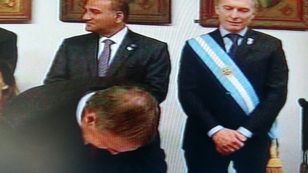 El gobernador Juan Schiaretti firmando la nueva proclama de la Independencia junto a otros gobernadores del país y el presidente, Mauricio Macri | Foto: cuenta de Twitter @gobdecordoba