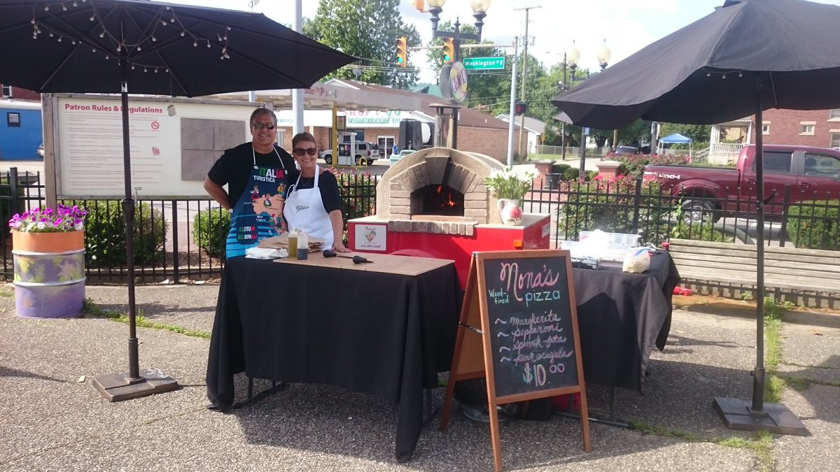 EastEndBazaar's tweet photo. 2 fantastic food vendors 4 your lunch fix today @ the #EEBazaar!  Plenty of other great vendors along with The Mix! https://t.co/d3MdpFHTIM