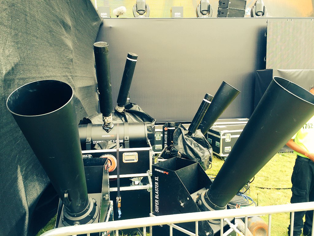 by56dc's tweet photo. Air raid protection #bst #takethat #56dc https://t.co/avQRpL9Lyb