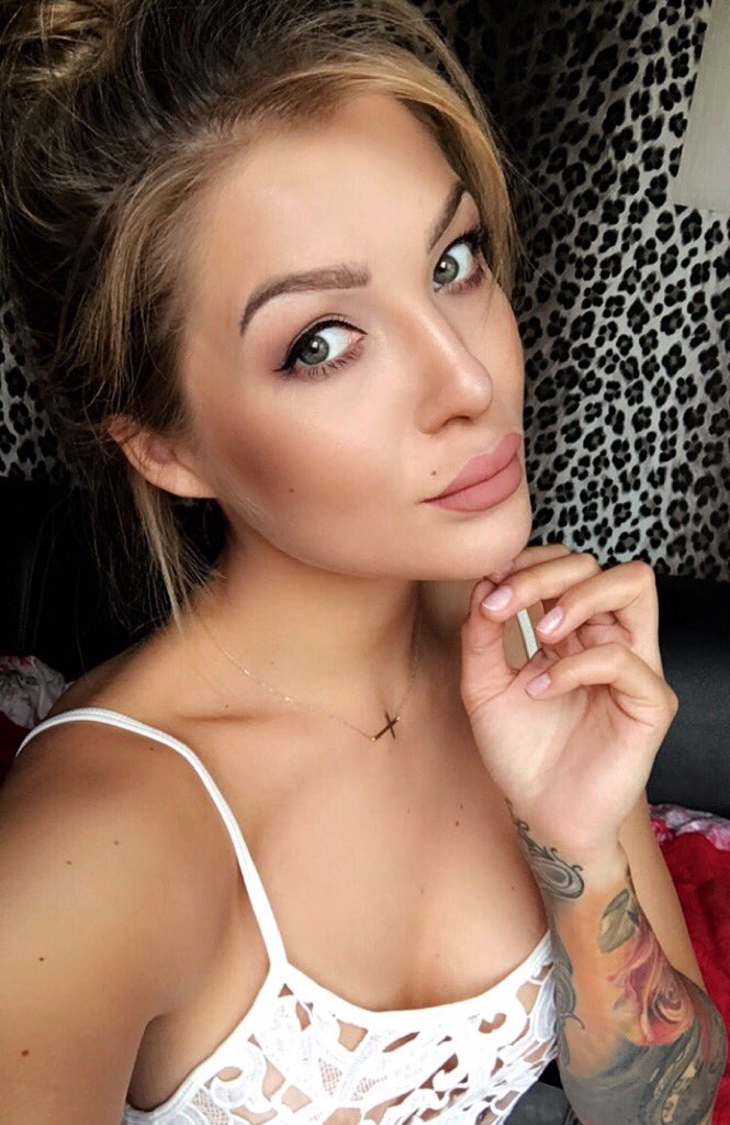 AniaWShore's tweet photo. Wieczorem na fanpage make up glossy 🙌🏻🙌🏻 sporo przydatnych kosmetyków 😻 https://t.co/n5pnAiJVGP