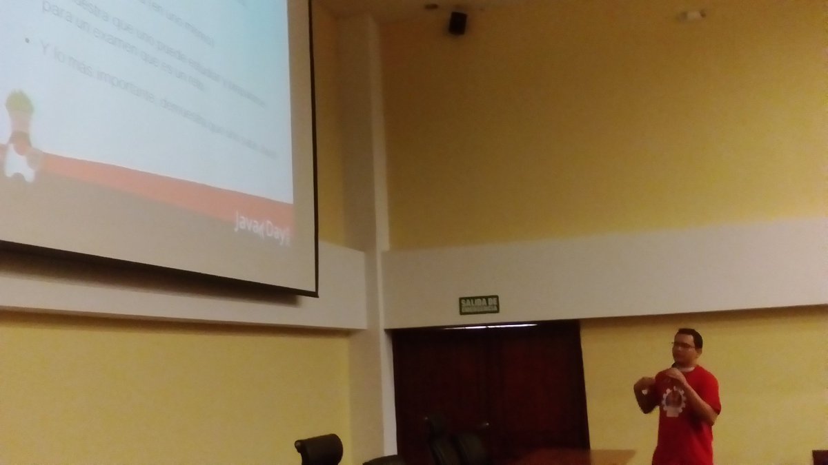 guatejug's tweet photo. Con Jorge Cajas Platicando sobre las certificaciones Java en el Keynote del #JavaDayGT2016 https://t.co/4onLtamYL7
