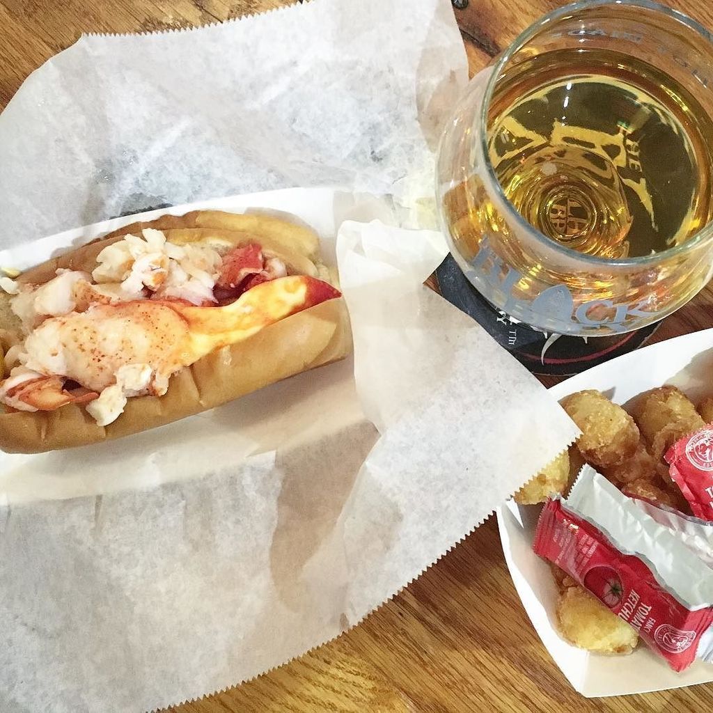 Back-to-back lobster this weekend. This time we replaced the glass of wine with a glass of… ift.tt/29E4hEx