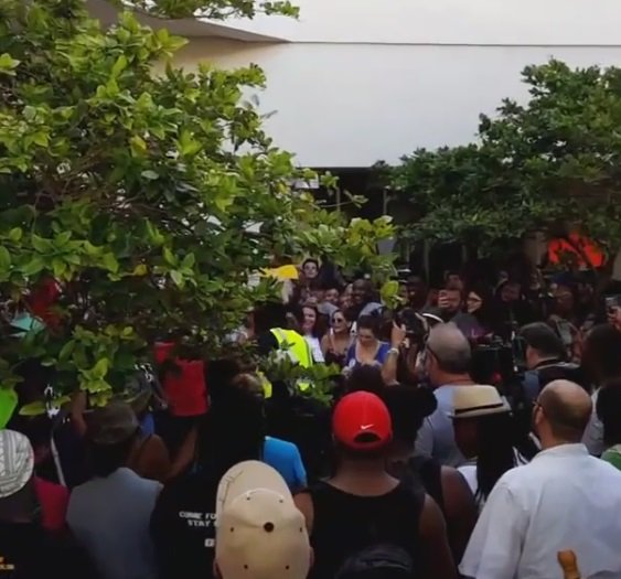 #BlackLivesMatter #BLM954 march stops at Broward County jail bit.ly/29pOyb3?utm_me… https://t.co/mYk7BFUdTN