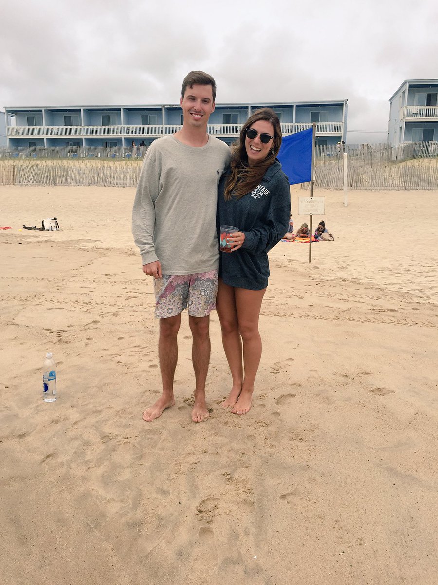 florence47's tweet photo. Pizza the beach and my favorite people!!! Cheers to the most relaxing day!! 🍾☀️🍕 https://t.co/RJ18Jnad1U
