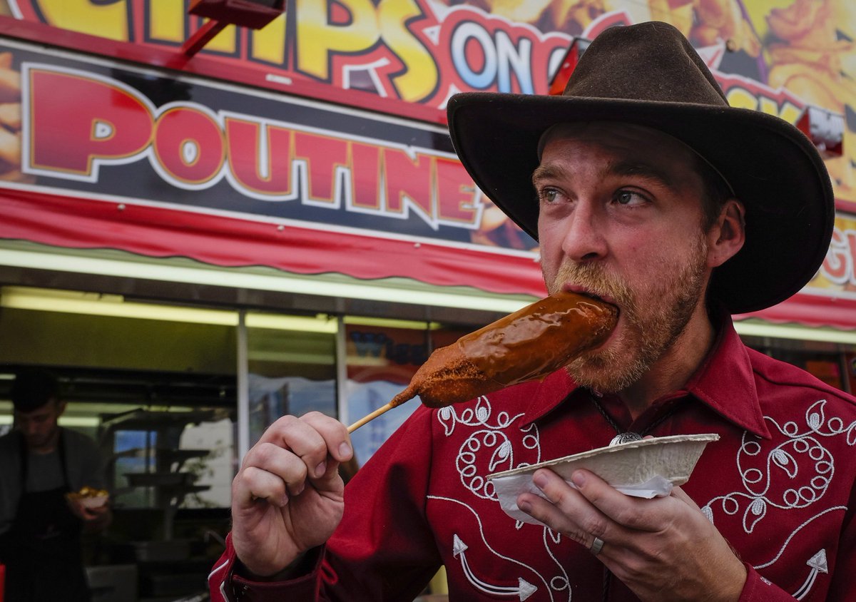 680NEWS's tweet photo. Poutine corn dog the new deep fried Coke at this year's Calgary Stampede https://t.co/BxAROHco6C https://t.co/emuo5HuRKU