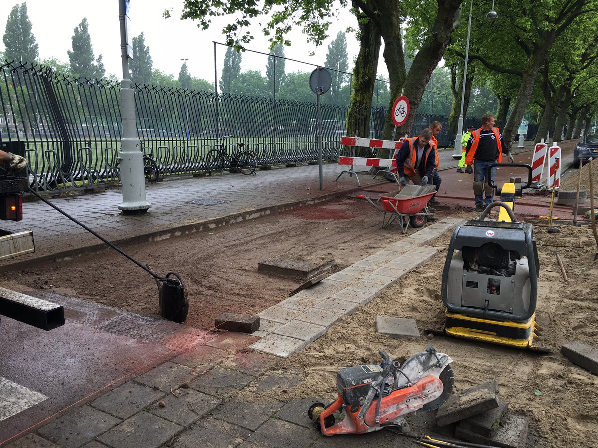 NAInfra's tweet photo. Laatste #asfalt @gerrit van de Veenstraat @Amsterdam-Zuid voor @JSB_Eesveen #asfaltploeg #teamworkmakesthedreamwork https://t.co/j6AxD6mLXC
