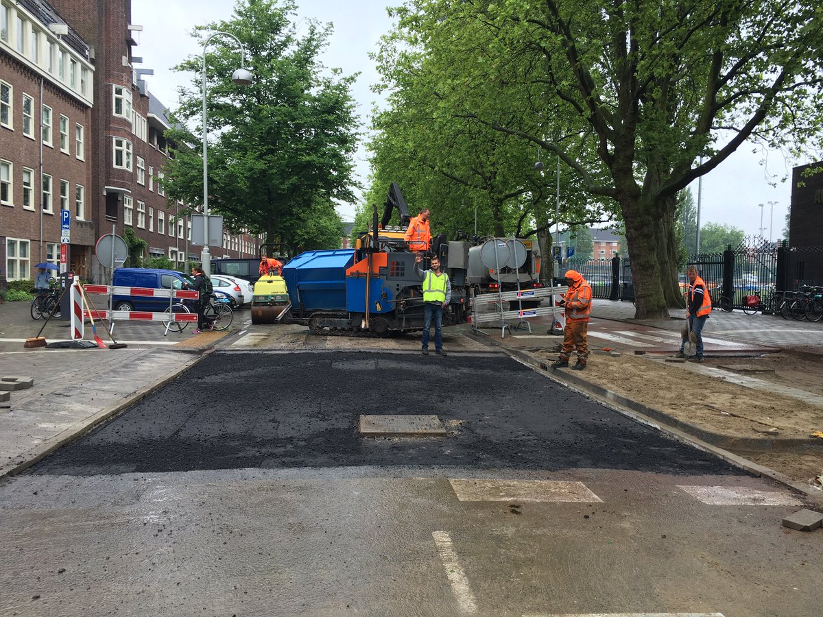 Laatste #asfalt <a href="/gerrit/">Gerrit Kaiser</a> van de Veenstraat <a href="/Amsterdam/">Amsterdam</a>-Zuid voor <a href="/JSB_Eesveen/">JSB Infra B.V.</a> #asfaltploeg #teamworkmakesthedreamwork