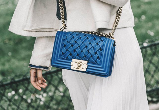 VogueSpain's tweet photo. El plan B de la noche es teletransportarse a las calles de París. #StreetStyle https://t.co/LxoWKw1AkM https://t.co/eQTIqqWzjY