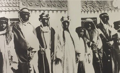 الامير سعد بن عبدالرحمن الفيصل يتوسط الحاشية الملكية في قصر الحكم في الرياض . بعدسة ليتشمان 1330هـ1912م