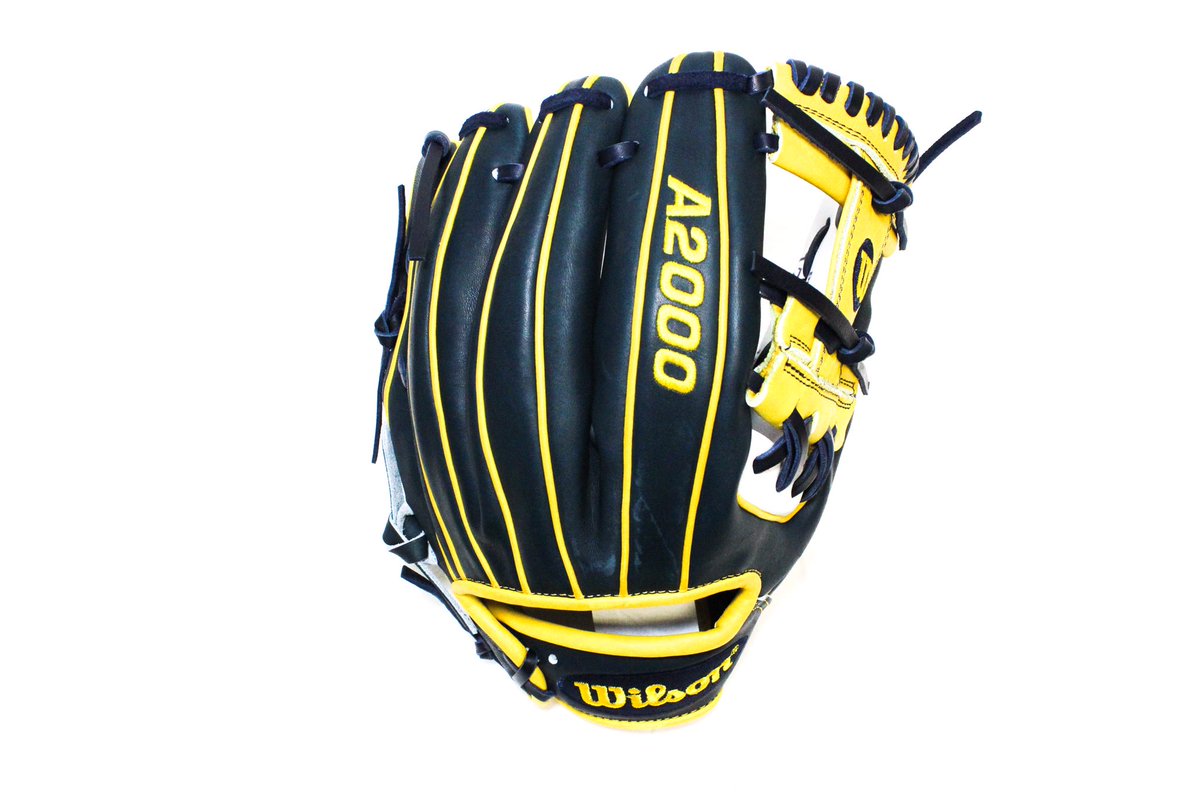 Padres's tweet photo. In the spirit of All-Star Week, we're giving away TWO of these #ASG gloves from @wilsonballglove! 😁🌟

RT to enter 👍🏼 https://t.co/8rKjIweHsB