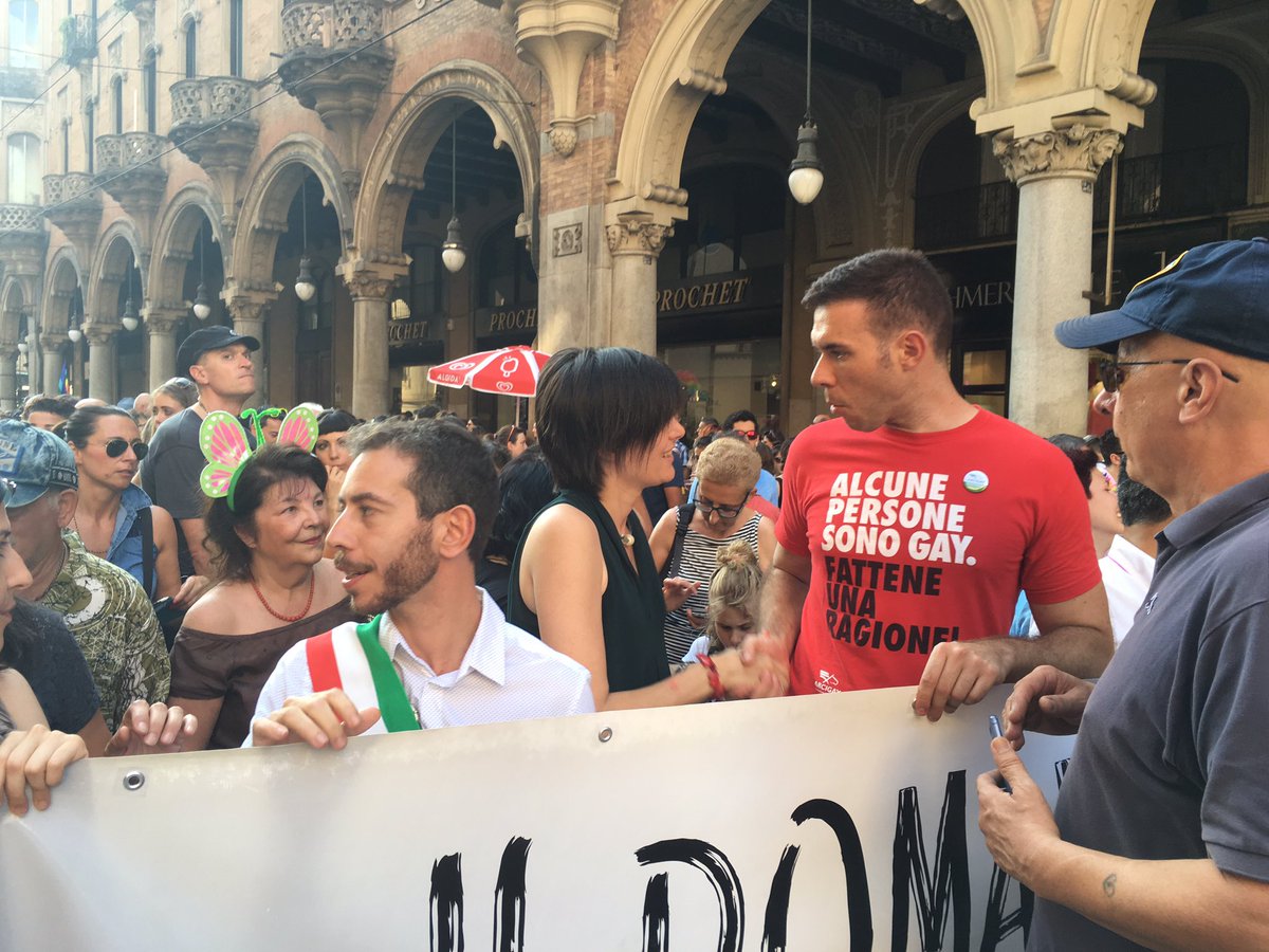 mtmartinengo's tweet photo. #TorinoPride2016 Appendino se ne va e la fascia passa all'assessore alle Famiglie Marco Giusta https://t.co/6pcFStM3tG