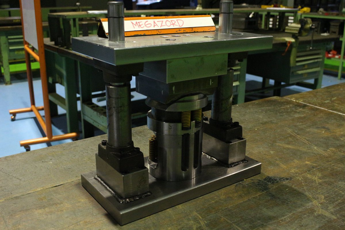 adrian_nanditya's tweet image. senangnya melihat km tlah kelar🙌 #presstool #stampingdies #wrekzeugmacher #precision #toolmaker