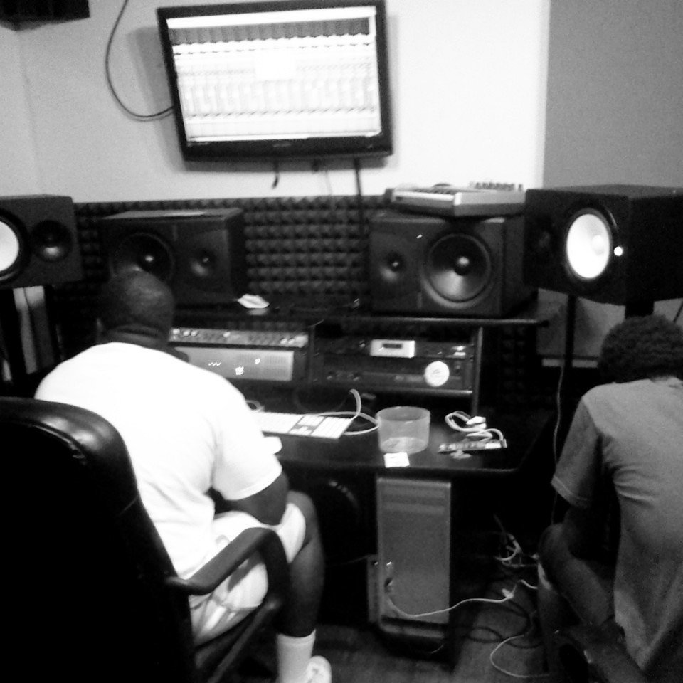 1TayDLouis's tweet photo. @IAmSmokeyBear n @OlBlacAzzBlu in #hotboxstudio ! #tb https://t.co/8AokRsLhkd