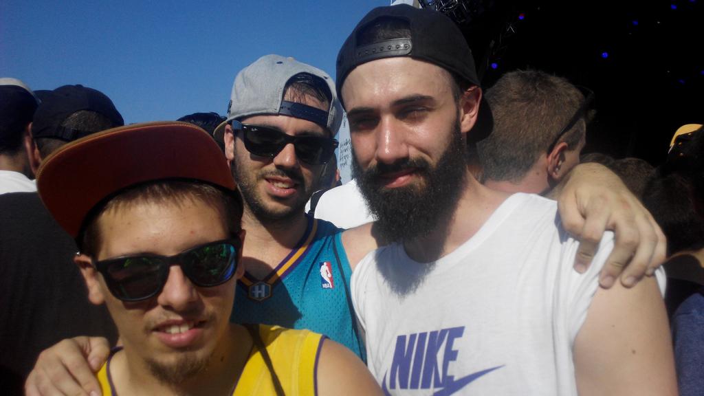 Punchada's tweet photo. Al caloret!! #YEste #BatallaDeLosGallos https://t.co/Gn5oDU6lWA