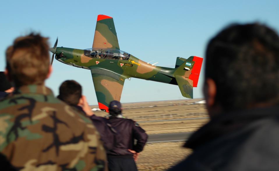 FAA_Ofc's tweet photo. Hace un minuto el vuelo rasante del Embraer Emb-312 Tucano en la Escuela de Aviación Militar (E.A.M) https://t.co/pjGVjQ1Fgz