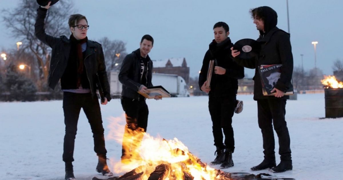DailyBERKSHIRE's tweet photo. #Reading Festival: Who are Fall Out Boy? https://t.co/nBHUXJ9TiN #Berkshire https://t.co/4tZN57Bs19