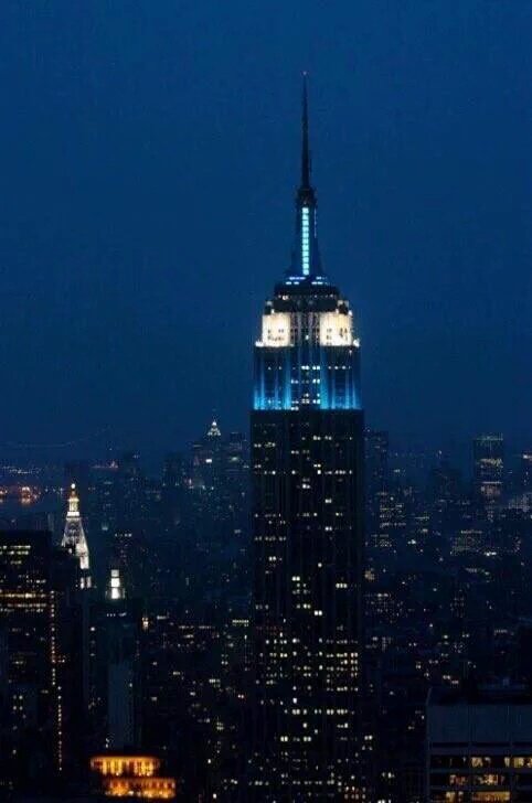 tomasgray1's tweet photo. El mundo nos saluda. El Empire de NY, el Cristo Redentor de Río, y la Torre Eiffel de París.  #Bicentenario https://t.co/fdrGzWCk9w