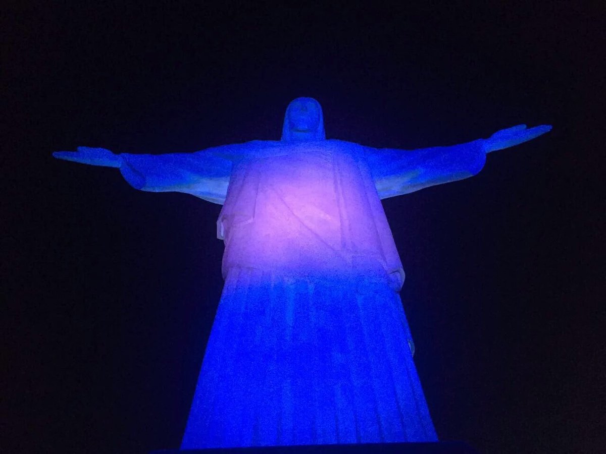 tomasgray1's tweet photo. El mundo nos saluda. El Empire de NY, el Cristo Redentor de Río, y la Torre Eiffel de París.  #Bicentenario https://t.co/fdrGzWCk9w