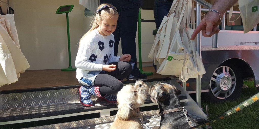 holcottagesuk's tweet photo. We have loved meeting new people & pets at the recent county shows. Here's a great shot from@ScotlandRHShow #RHS16 https://t.co/IxSECdD7Lz