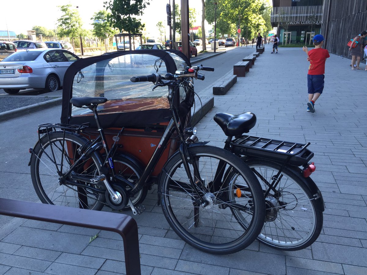 PAVelo_Nantes's tweet photo. Aller voir l'araignée, les machines et flâner en centre-ville : à #vélo ou en @reseau_tan #soldes @pleincentre https://t.co/mCi4pkNrdR