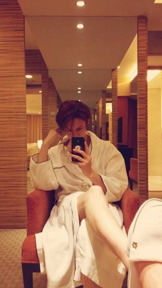 llongniell's tweet photo. #HappyHeechulDay
رجله انظف من غرفتي https://t.co/SoFwpnX7Rr