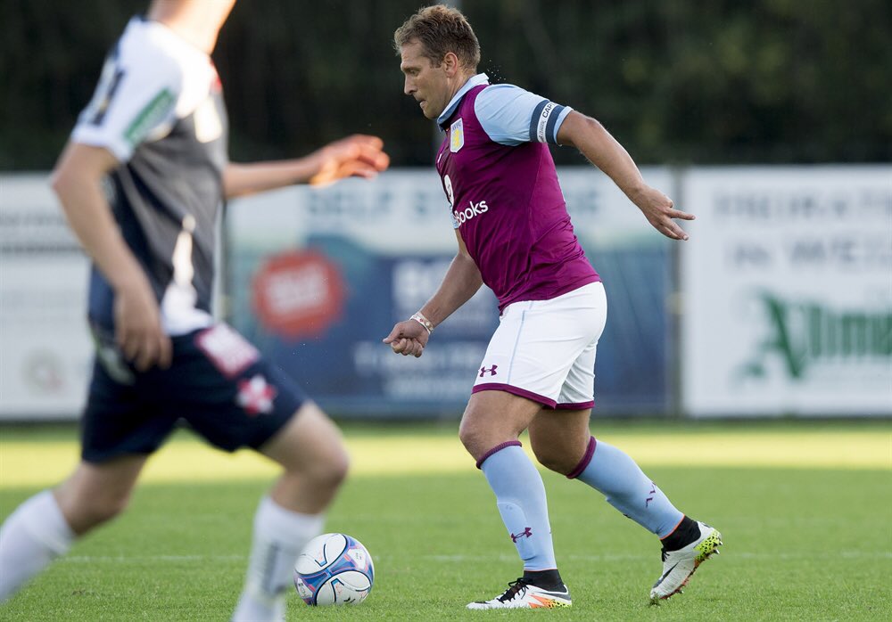 What a sight! <a href="/StanPetrov19/">Stiliyan Petrov</a> back in the #AVFC shirt. 😍😍😍 #AVFCinAustria