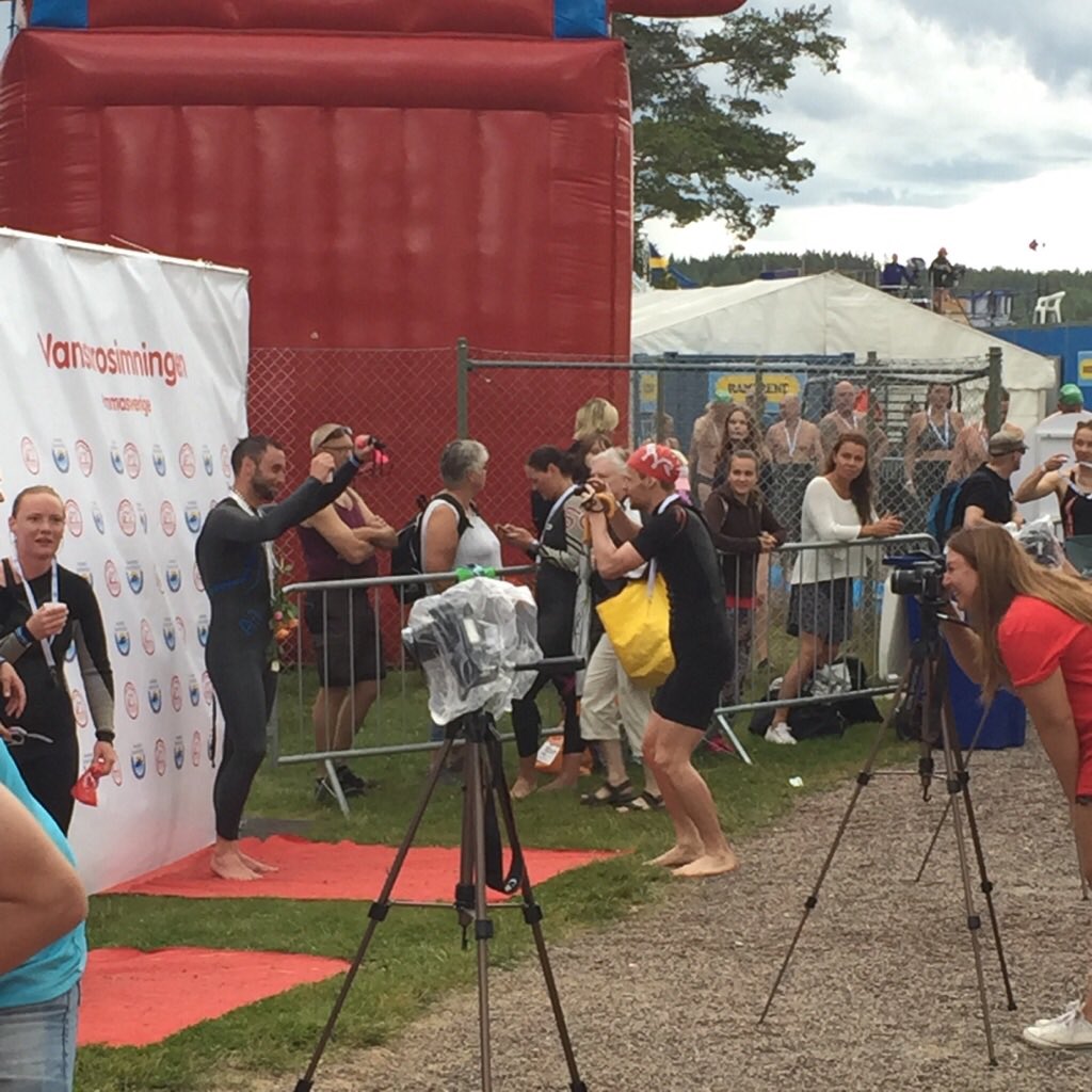 SimmaSverige's tweet photo. Simhjälten Måns Zelmerlöw tar självklart sitt målfoto. #simmasverige #vansbrosimningen #cocacolaisverige https://t.co/1LIqfn7UyC