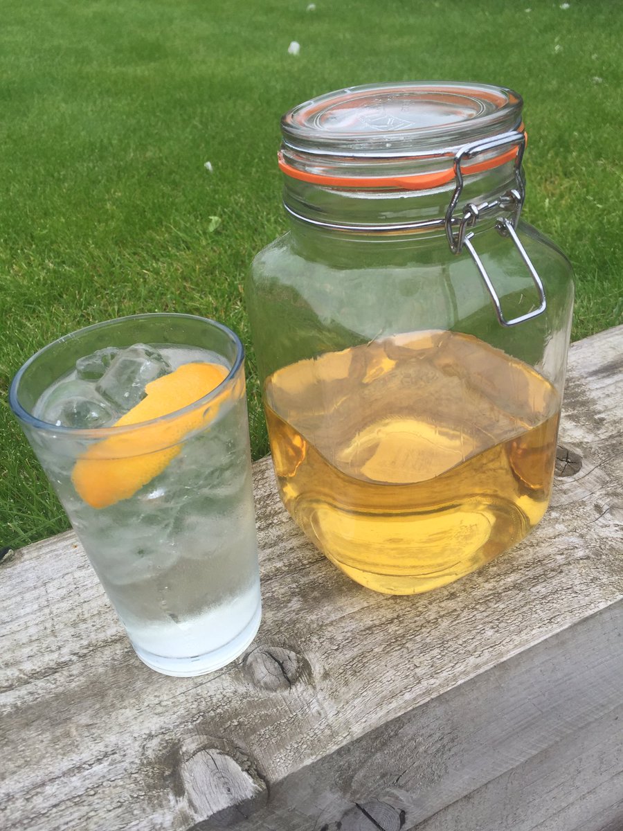 johnnyk666's tweet photo. Homemade #gin. #notpiss https://t.co/GgDPI0hKb7