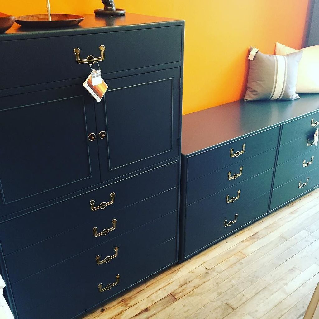 CarverJunkCo's tweet image. #navy #campaignstyle {sort of}#dresser set at the #Mpls store. They came in at 11:00, and … ift.tt/29ErtWr