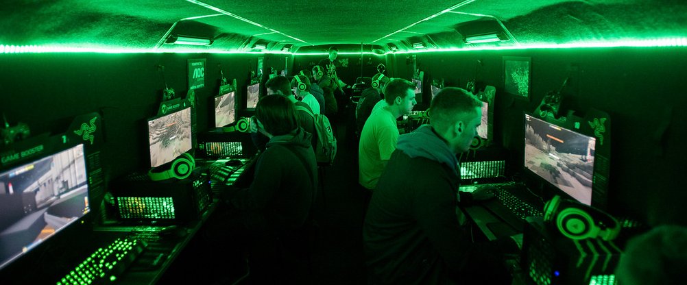 OpenWorldNowcom's tweet image. Las viciadas que nos vamos a pegar en el #Razerbus van a ser bonicas... :'D