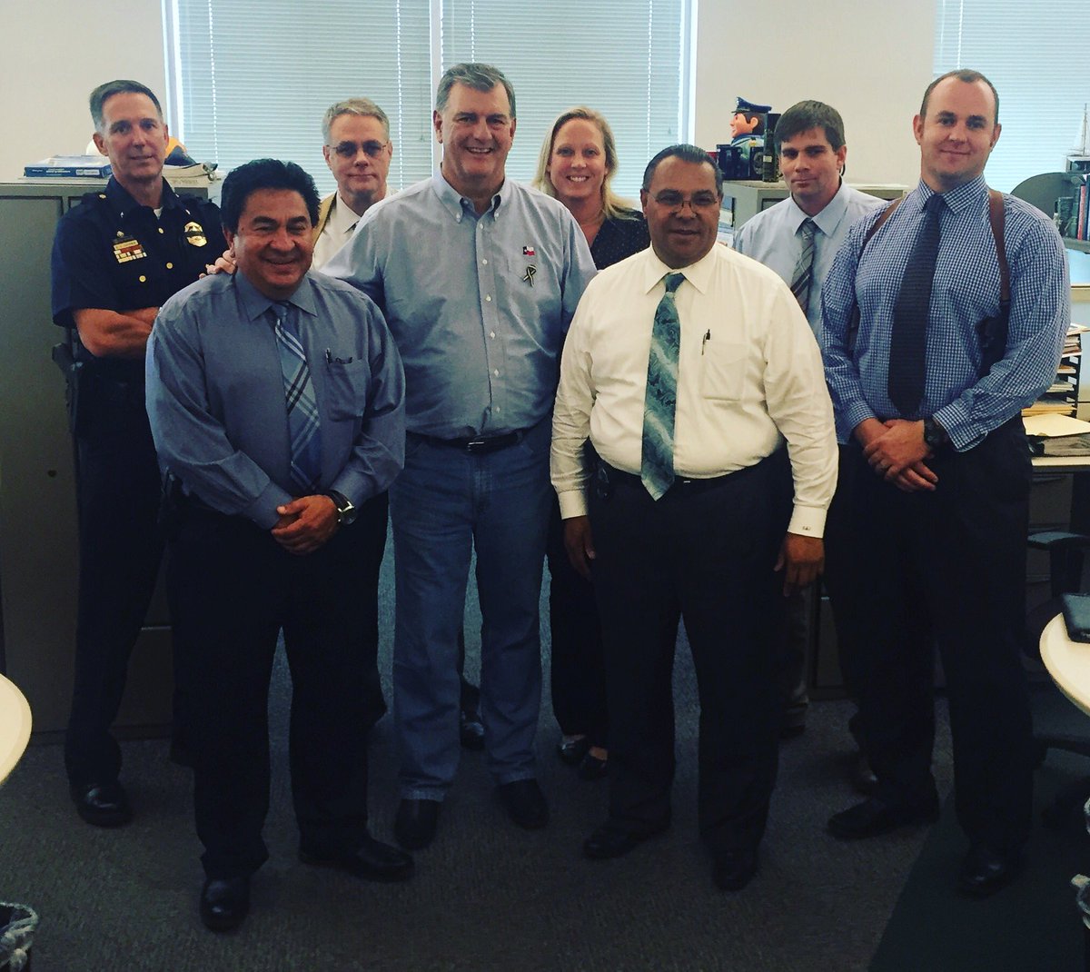 AngelaNordyke's tweet photo. Dallas Mayor @Mike_Rawlings came by @DallasPD HQ &amp; thanked our SIU squad for all our hard work.  Much appreciated! https://t.co/PWYRM8agoO