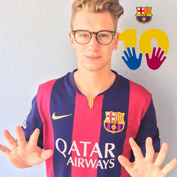 FCBarcelona's tweet photo. 1- 👐
2- 📷
3- #WeAreAllLeoMessi https://t.co/Owg5hpQhc5