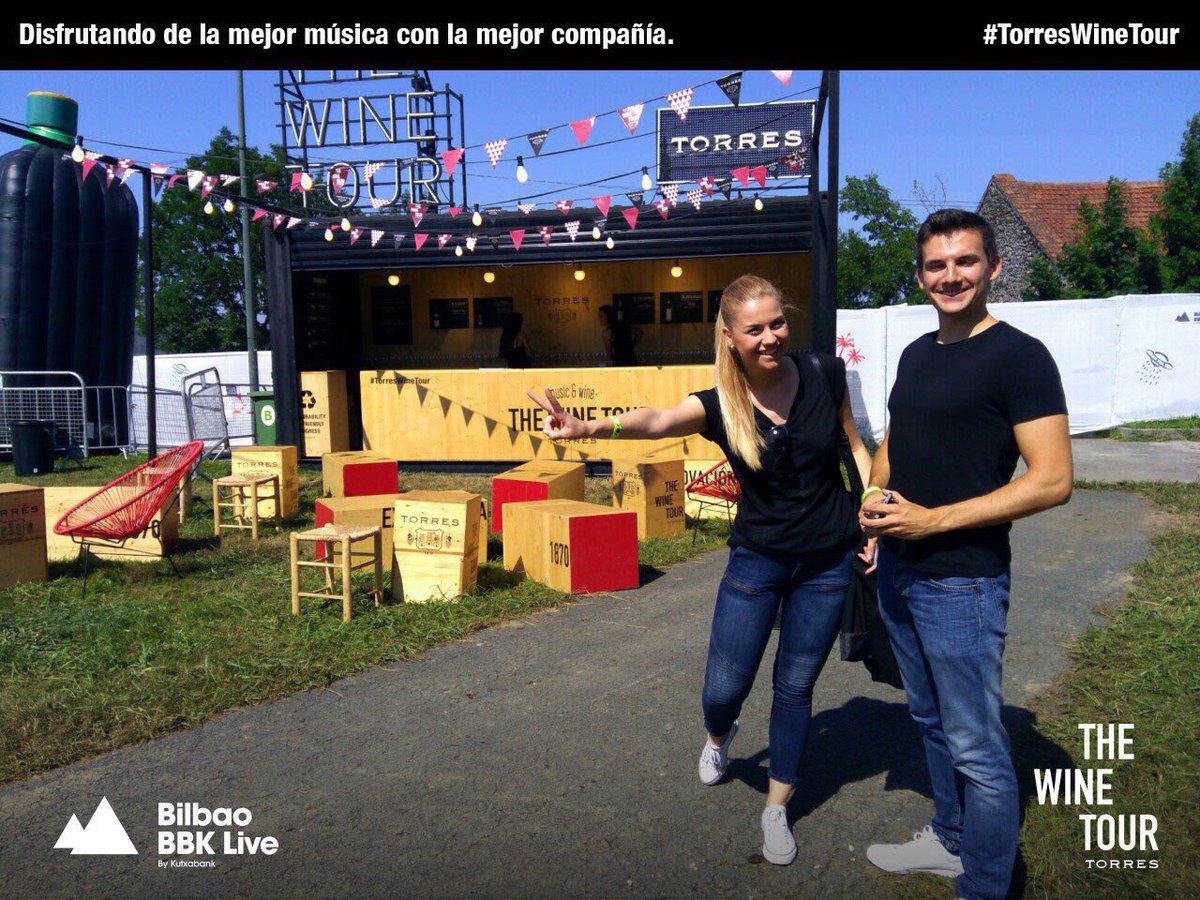 AzafatasCapital's tweet photo. Nos encantan los #festivales! Estamos disfrutando del #TorresWineTour en @bilbaobbklive con @yumiwi. Vienes? ☀️🍷🌙 https://t.co/E22GPonzdt
