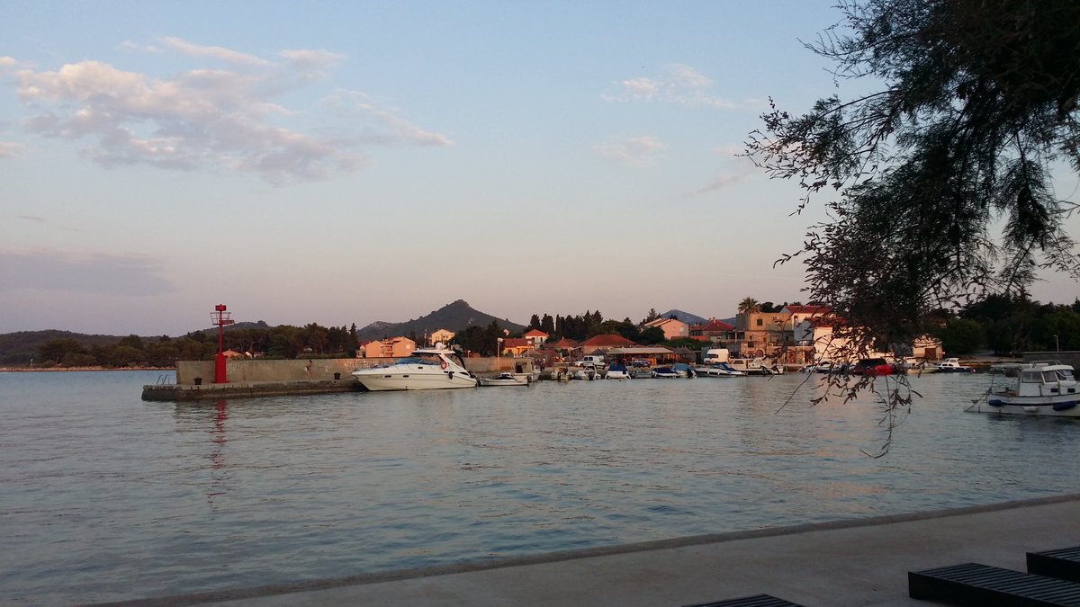 ruzina's tweet image. Večera s pogledom na večerašnju pozornicu. #ugljan