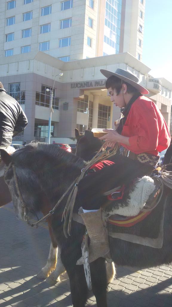 #BicentenariodelaPatria #Comodoro #antesqueseenfrie Cualquier lugar es bueno para un buen plato de locro.