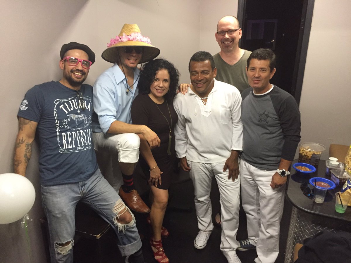 SOMOSELSON15's tweet photo. Hanging out before the show !
https://t.co/5K35Ji6OqG
#salseros #somoselson #space550 https://t.co/akIaDNFtiE
