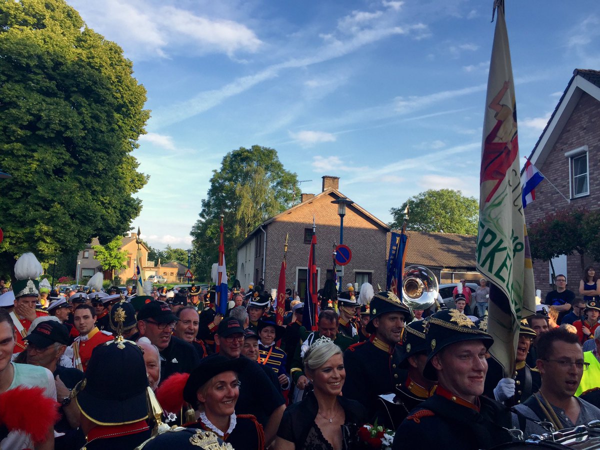 TwanSpierts's tweet photo. Groot feest in Merkelbeek! #OLS2016 #L1 https://t.co/rbYwdyVrHm