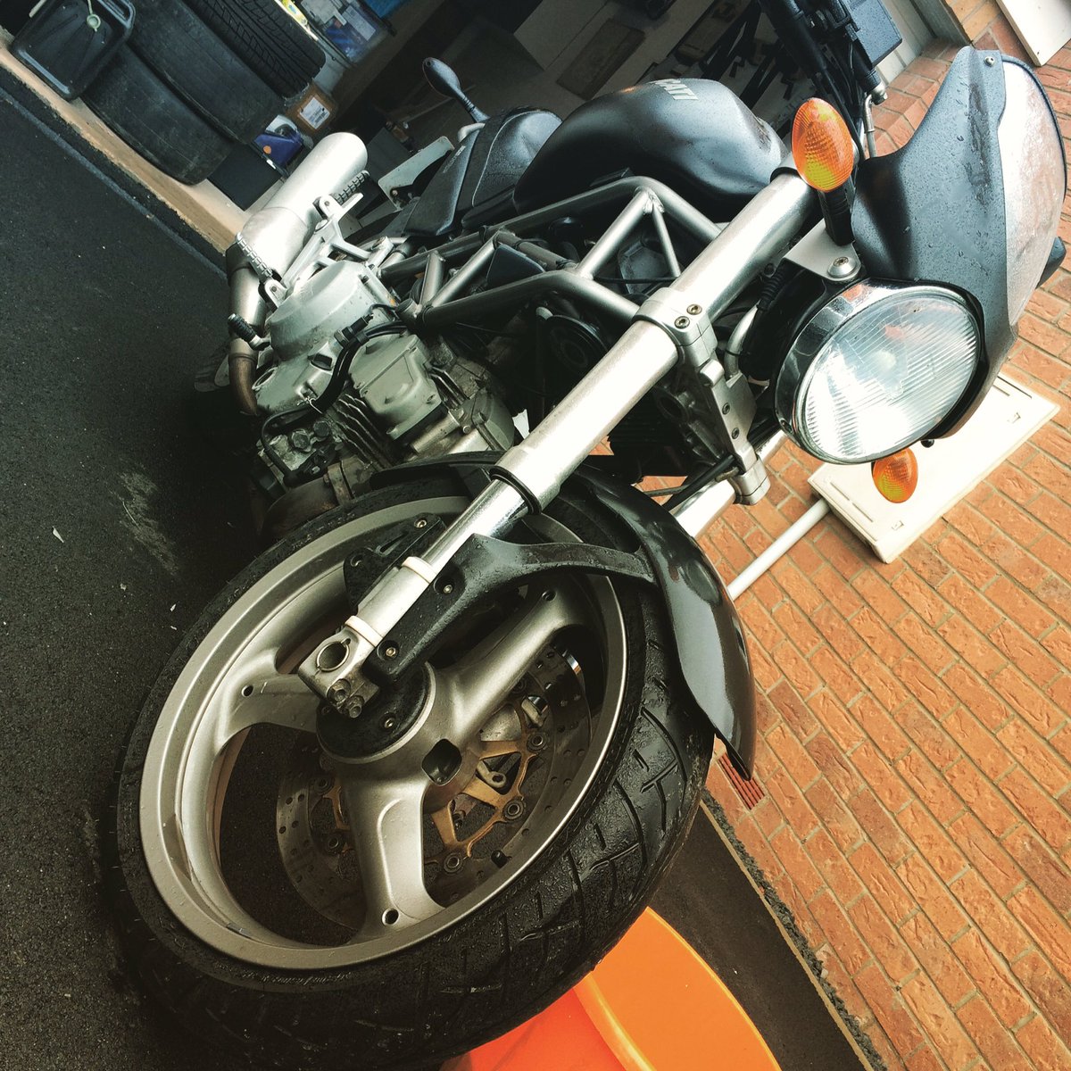 melbutlerphoto's tweet photo. Today's activities. Giving my 600cc's of pure pleasure a good clean and pre-MOT check #ducati #monster600 #dirty https://t.co/fKJ52hWJ3N