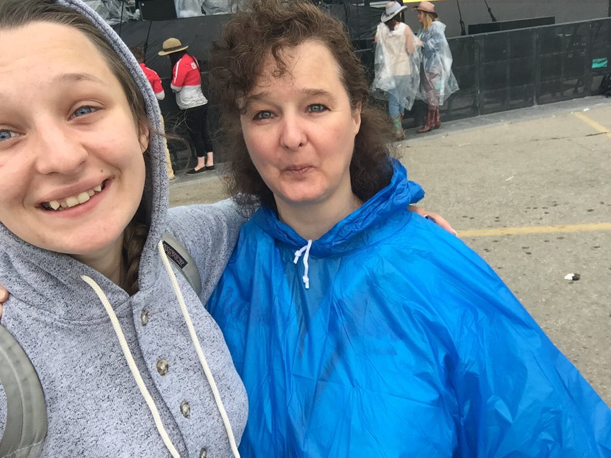 dani14670's tweet photo. Rain never stopped a good time #CMTStyle https://t.co/o7PIVzisIY